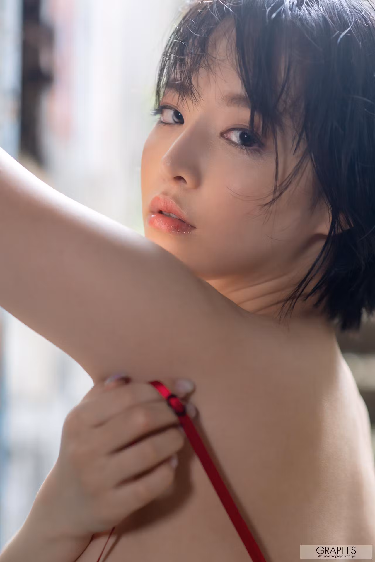 三宫つばき身穿深蓝色蕾丝透视内衣靠在木门旁眼神妩媚摆拍